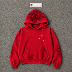 Sweat à capuche oversize rouge texturé, effet vieilli, avec broderie étoile multicolore et imprimé léopard ton sur ton, style streetwear vintage délavé - Product Image 5