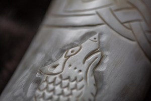 Corne à boire Fenrir Wolf avec support – Corne de buffle Viking sculptée à la main, cadeau de mythologie nordique pour lui - Product Image 6