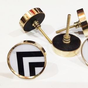 Tirador de puerta de resina hecho a mano con forma negra, tiradores de cajón de armario con herrajes de marco de latón, tiradores y perillas para muebles de cocina - Product Image 6