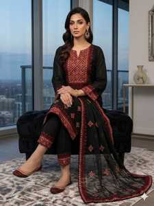 Tenue pakistanaise prête à porter pour femmes avec de magnifiques appliques et des travaux de perles Nouvelles collections 2026 Vêtements de mariage - Product Image 3