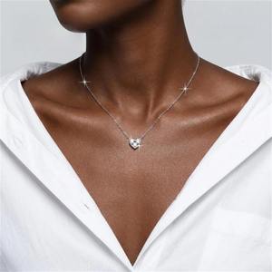 Collier pendentif Cœur Doré avec Trois Pierres de Cristal de Laboratoire, Sertissage à l'Aperture, Plaqué Or Rose, Alliage de Zinc, Style Classique Romantique - Product Image 2