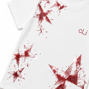 T-shirt tendance rouge à strass pour femme, texture étoilée délavée, personnalisable DTG, style polyvalent, détails glamour d'été, en coton - Product Image 4