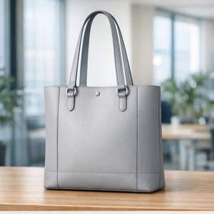 Parece ser un bolso tote Strathberry Midi, un bolso de mano de cuero estructurado con un diseño distintivo de herrajes con temática musical. - Product Image 2