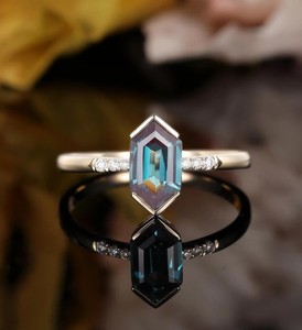 Bague de fiançailles en argent avec alexandrite taille hexagonale et pierre précieuse à changement de couleur, bague de mariage et de promesse géométrique de luxe pour femme - Product Image 1