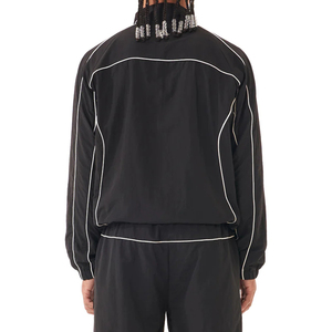 Survêtement coupe-vent en polyester tissé sur mesure avec capuche réglable et patch en caoutchouc, idéal pour les sports de plein air - Product Image 4
