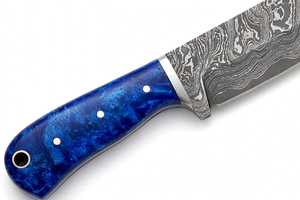 Couteau de camping artisanal en acier Damas, manche en résine bleu océan, lame fixe courbée - Product Image 5
