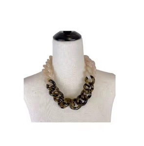 Collier à breloques en résine moulée sur mesure, design artistique, thème amour, bijoux de mariage - Product Image 2