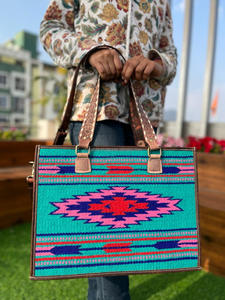Manta de sillín de cuero con herramientas hechas a mano, bolsos de mano occidentales para mujer, bolsos de mano grandes de lana turquesa y cuero genuino - Product Image 2