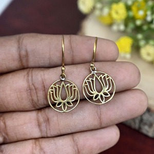 Pendientes de Latón Hechos a Mano por Artesanos, Pendientes de Latón con Acabado de Alto Brillo, Precio de Fábrica al por Mayor - Product Image 3