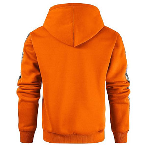 Sweat-shirt à capuche en molleton orange personnalisé pour homme, avec manches camouflage et capuche intérieure, idéal pour la chasse, les activités de plein air et le streetwear. - Product Image 2