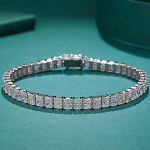 AMBER JEWELS T-136 Pulsera de tenis clásica de oro macizo de 18K y chapada en oro de 18K con diamante de laboratorio de corte radiante y engaste de garra geométrico - Product Image 1