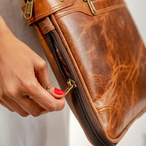 Sac messager en cuir de haute qualité pour hommes et femmes, sac à bandoulière classique pour le bureau et les voyages, disponible à la vente - Product Image 6