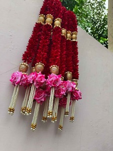 Guirnalda de Flores Artificiales Color Granate Hecha a Mano con Cuentas Doradas o Borlas de Perlas para Decoración de Fondo en Bodas y Festivales Indios - Product Image 3