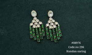Pendientes colgantes Kundan 08976 con circonitas de colores, pendientes chapados en oro, joyería llamativa con piedra ovalada para bodas y fiestas. - Product Image 4