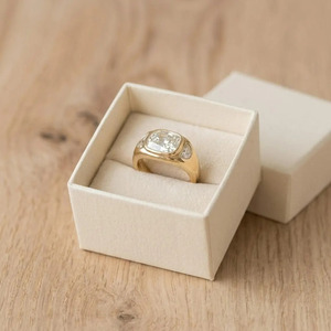 Anillo de compromiso de oro macizo de 10K, 14K, 18K con diamante Cushion Lab, certificado IGI, color DEF, claridad VS VVS, con piedra lateral de media luna. - Product Image 1