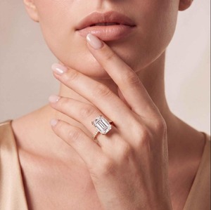 แหวนหมั้นเพชรทรงเอเมอรัลด์ 10.67 กะรัต ประดับเพชรแล็บครีเอท ดีไซน์โดดเด่น ตัวเรือนทองคำโรสโกลด์ 10K - Product Image 1