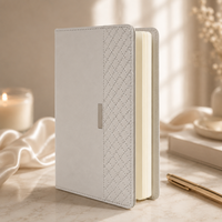 Carnet en cuir vegan beige LABON avec surpiqûres latérales, pages vierges professionnelles et onglet décoratif en cuir