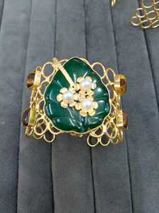Bracelet manchette ouvert ajustable plaqué or pour femme, motif floral en pierre naturelle, design croissant, tendance et à la mode - Product Image 3