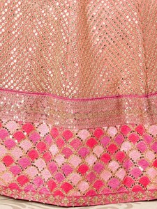 Ensemble Lehenga Choli de mariage rose poudré, robe courte à manches courtes en filet brodée de sequins et de Zari, coupe trapèze, avec dupatta en filet pour demoiselle d'honneur - Product Image 4