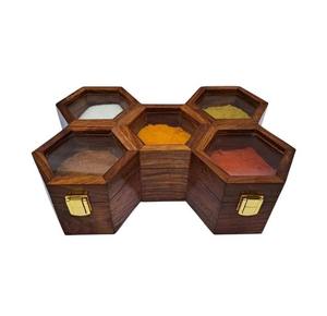 Boîte à épices carrée artisanale en bois Masala Box, boîte à condiments en bois - Product Image 4