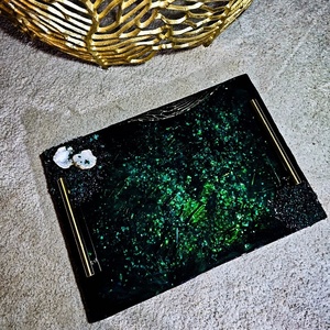 Plateau de service personnalisé en résine émeraude écologique, grand plateau décoratif avec poignées dorées - Product Image 1