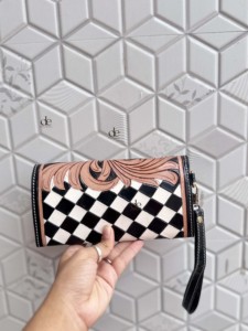 กระเป๋าคลัทช์หนังแท้สำหรับผู้หญิงทำมือดีไซน์เนอร์ไม่เหมือนใครทำด้วยมือเคสโทรศัพท์ลายหมากรุกที่ทันสมัย - Product Image 3