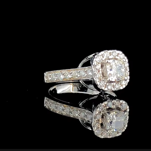 Anillo con Halo de Diamantes Cultivados en Laboratorio de 1.5 CT, Corte Cojín, Oro Sólido de 14K, Certificado IGI - Product Image 1