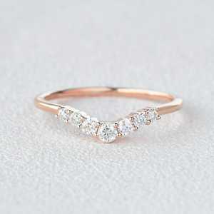 Anillo minimalista de banda curva con diamantes de corte redondo en forma de chevron para mujer, oro sólido de 14K, regalo para fiestas, propuestas, para amigas, para ella. - Product Image 5