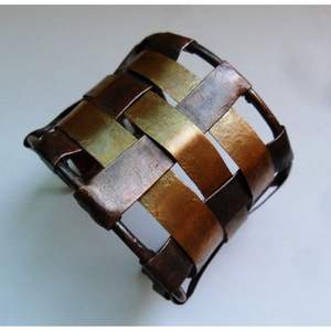 กำไลทองแดงประดับคริสตัล ดีไซน์หรูหราเหนือกาลเวลา - Product Image 2