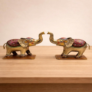 Figura compacta de búho de latón texturizado con plumas detalladas. Clásico y sabio ídolo Vastu disponible a precio de mayorista - Product Image 2