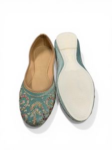 Jutti festivo hecho a mano en terciopelo con piedras y cuentas - Product Image 4