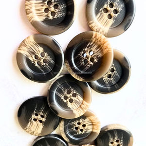 Bouton en corne de buffle noir avec teinte blanche naturelle Nouvelle Arrivée - Product Image 1