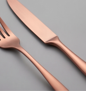 Ensemble de couverts en or rose mat, acier inoxydable moderne, résistant à la rouille, pour mariage et usage en table - Product Image 4