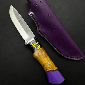 Cuchillo de Camping de Acero D2, Hoja Fija para Caza con Borde Parcialmente Dentado, Mango de Madera y Mica, y Funda de Cuero Morado - Product Image 1
