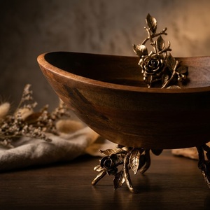 Grand bol décoratif en bois d'acacia artisanal de luxe avec accents en métal rose doré antique, idéal pour les mariages - Product Image 3