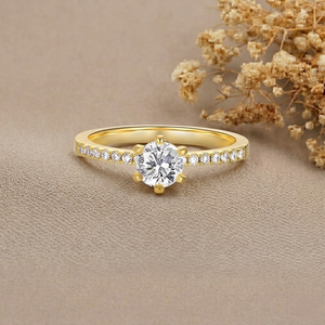 Anillo de Compromiso de Oro Amarillo de 14K para Mujer con Diamante Cultivado en Laboratorio Redondo y Diamantes Laterales, Estilo Clásico - Product Image 3