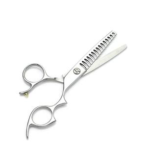 กรรไกรตัดผมมืออาชีพสำหรับช่างตัดผม  ใบมีดตรงคม  ขนาด 5.5/6 นิ้ว  ทำจากเหล็กกล้าไร้สนิม 4Cr13  ขัดเงาอย่างดี  สำหรับคนถนัดขวา  ฟันเลื่อยเบอร์ 32 - Product Image 1