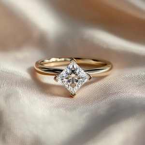 Bague solitaire en moissanite 1,01 carat taille princesse pour femme, en argent 925 original, finition rhodium jaune, cadeau de fiançailles pour elle - Product Image 1