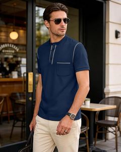 Camiseta de Manga Corta con Cuello en V para Hombre, Corte Ajustado, Color Azul Marino Sólido, Tejido de Algodón, Estilo Casual, con Bolsillo y Detalles en Contraste - Product Image 4