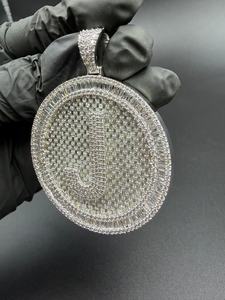 Colgante Personalizado con Inicial, Plata de Ley 925, Diamante Moissanita VVS, Corte Baguette y Redondo, Estilo Hip Hop - Product Image 2