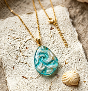 Atractivo diseño transparente, colgante de resina epoxi hecho a mano con copos de oro, joyería para fiestas para chicas a precio económico. - Product Image 6