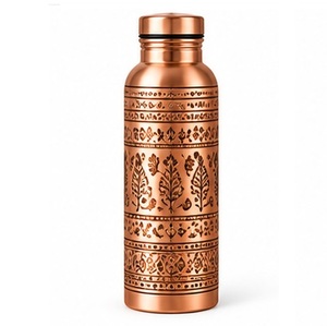 Botella de Agua Vintage de Cobre con Patrón Floral Grabado, Frasco Metálico Portátil - Product Image 1