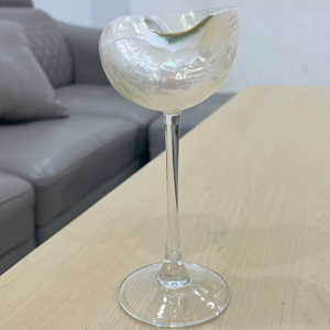 Verre à vin en coquillage naturel, fabriqué à partir d'une base de coquillage marin et d'un verre en verre, pour la dégustation du vin et la décoration de table de style plage, Vietnam. - Product Image 1