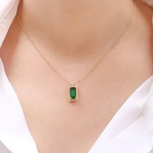 Colgante para mujer chapado en oro amarillo de 14k con esmeralda verde simulada de corte esmeralda de 2 quilates - Product Image 3