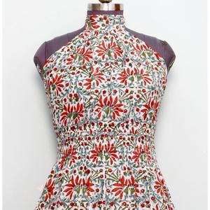 เดรสผ้าฝ้ายถักทรงเข้ารูปสำหรับผู้หญิง ระบายอากาศได้ดี เป็นมิตรต่อสิ่งแวดล้อม คอแบบผูก สายคล้องคอ ความยาวปานกลาง ลายดอกไม้ กระดุมด้านหลัง เปิดหลัง มีกระเป๋า ซักแห้งได้ เหมาะสำหรับใส่ไปชายหาด - Product Image 3