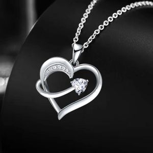 Collana con Ciondolo a Cuore in Zirconia Cubica 5A Placcata Oro Bianco 14k, Gioiello Raffinato Unico, Regalo per Donne, Mogli o Fidanzate - Product Image 2