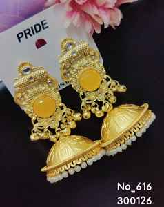 Pendientes Jhumka Tradicionales Chapados en Oro con Piedras de Colores, Circonitas y Perlas Colgantes - Product Image 5