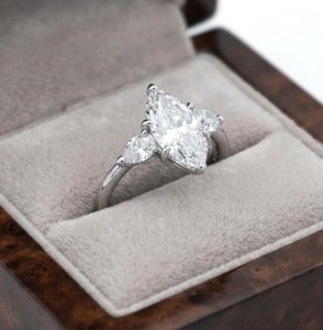 Bague à trois pierres en or massif 10K 14K 18K avec diamants de laboratoire taille marquise et poire, couleur DEF, clarté VS VVS, certifiée IGI - Product Image 4