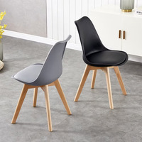Chaise de salle à manger en plastique au design français moderne avec revêtement en cuir et pieds en bois naturel pour la salle à manger à domicile