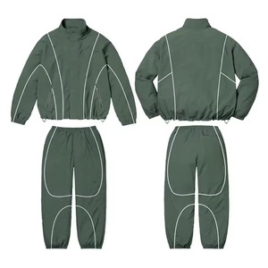 Conjunto Deportivo Personalizado de Dos Piezas, Chaqueta Cortavientos de Nailon y Poliéster y Pantalones Jogger, Traje Deportivo Ligero para Hombre - Product Image 5